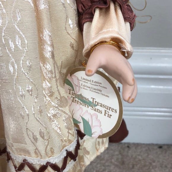 Timeless treasures Porcelain vintage doll. With tag. 18-20". - Picture 4 of 8